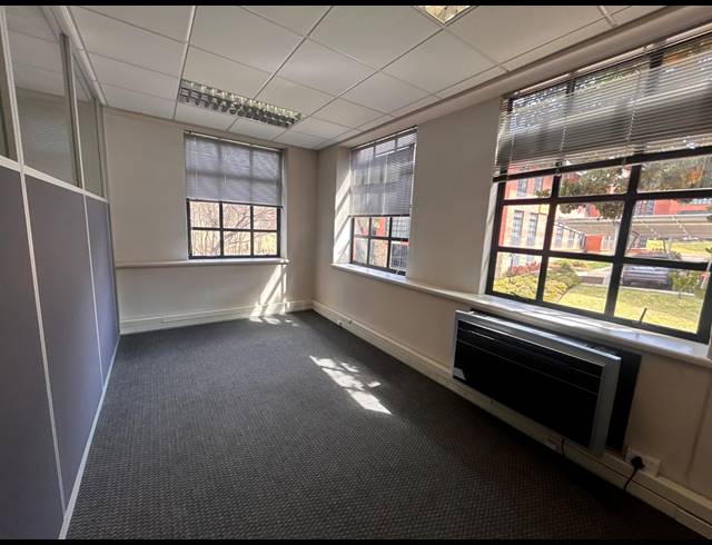 427M² OFFICE TO LET IN LYME PARK
